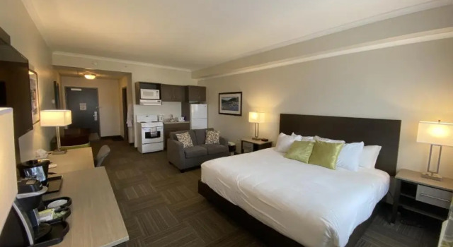 Полулюкс Crossroads Inn & Suites