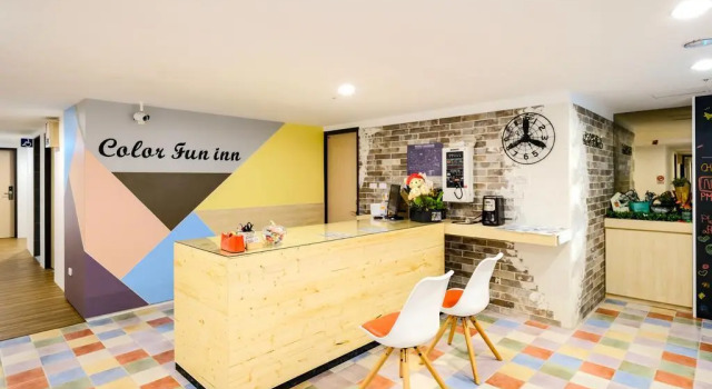Кровать в общем номере Color Fun inn