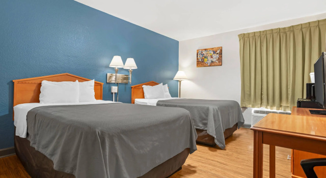 Четырёхместный номер Standard Econo Lodge Tallahassee Downtown - University