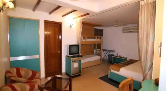 Четырёхместный семейный номер Standard c 1 комнатой с балконом и с видом на город Hotel Sri Nanak Continental