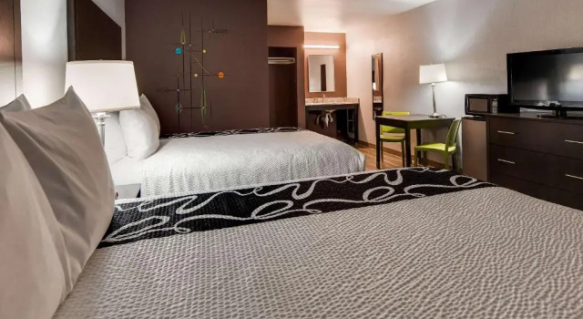 Четырёхместный номер Standard с видом на бассейн Richland Riverfront Hotel, an Ascend Collection Hotel