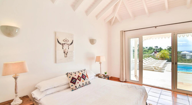 Walk to the Beach, Pool, AC, Free Wifi, Concierge Service, Near Shops, Restaurants