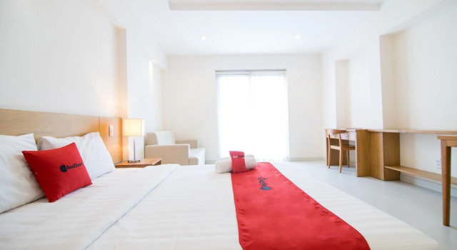 Люкс RedDoorz Plus near SECC D7