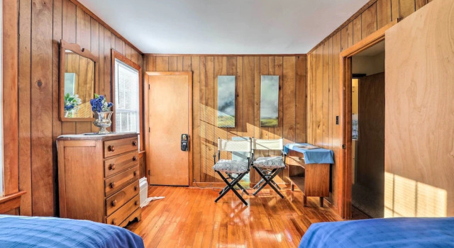 Коттедж Charming East Falmouth Home w/ Hot Tub!