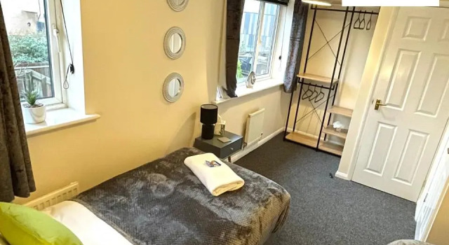 3 Bedroom 2 Bath House By Passionfruitproperties Close To Coventry City Centre - Free Wi-Fi, Driveway And Garden - 8RWC, Varaa Lomakoti Mökit kohteessa Merseyside, Mökki