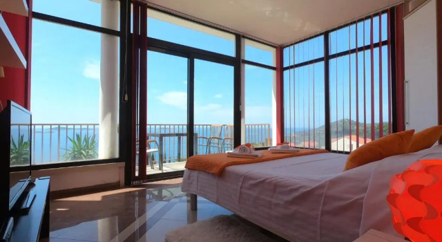 Апартаменты с 2 комнатами с балконом и с видом на море Apartments La Perla