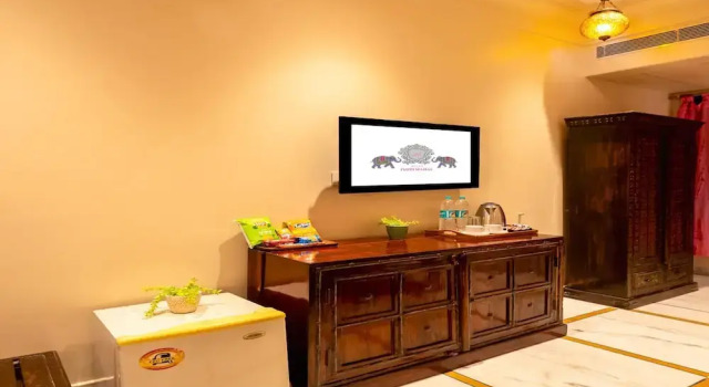 Трёхместный номер Deluxe с балконом и с красивым видом из окна Jyoti Mahal A Royal Heritage Hotel - 5 Mins from New Delhi Railway station & 2Mins From Metro