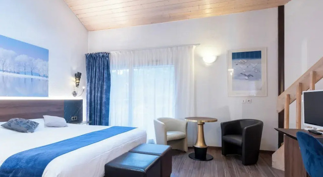Четырёхместный семейный номер Standard с балконом Logis Hotel Arc En Ciel