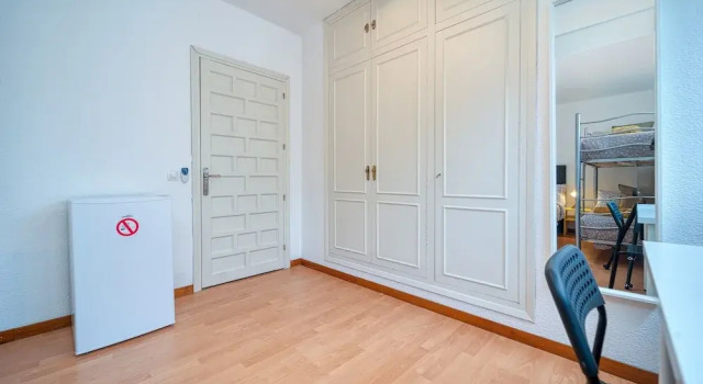 P Casa Cafe Madrid Calle Carlos Dubois 3, Varaa Matkakoti Hotellit Madridin maakunta pysäköinnillä, Pysäköinti