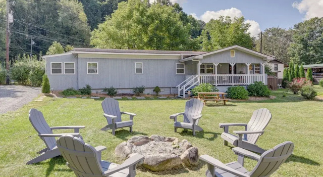 Коттедж 5 Mi to Cataloochee Ski Area! Family Home w/ Views