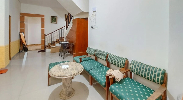 Enine Homestay Makassar RedPartner, Rezervovat Hotel Hotely v Sulawesi s parkováním, Parkování