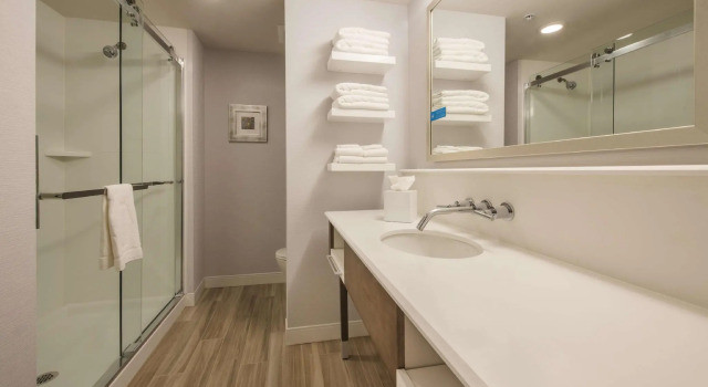 Четырёхместный номер Standard Hampton Inn & Suites Seattle/Redmond Wa