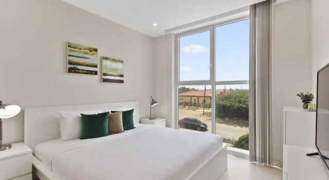 Номер Standard с балконом Aracari Residences by Bocobay - Luxury Condos 5 min Walk to Ritz and Palm Beach