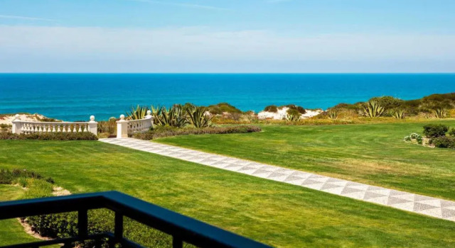 Четырёхместный номер Standard с частичным видом на океан Praia DEl Rey Marriott Golf & Beach Resort