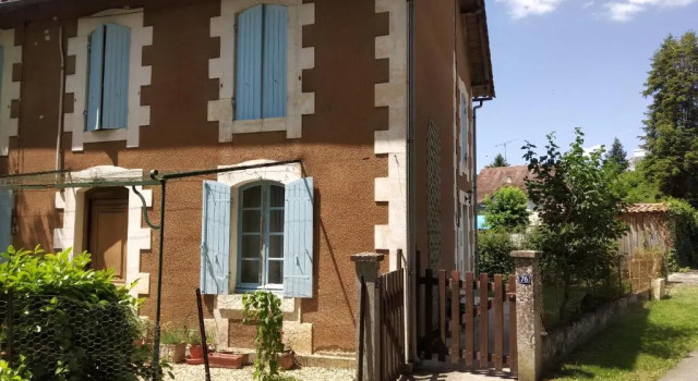 Cute 1-bed cottage with view across park., Book Vacation Home Issac Dordogne