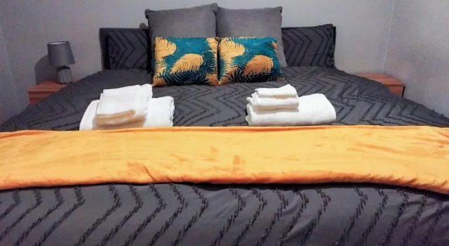 Corby - Sleeps 5 - Parking - Town Centre, Reservar Hotel Corby Northamptonshire County