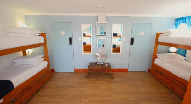 Кровать в общем номере Saltycrax Backpackers and Surf Hostel