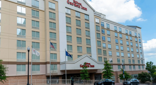 Hilton Garden Inn Arlington/Courthouse Plaza, Забронировать Отель Отели Арлингтон с завтраком, рядом с Women in Military Service for America Memorial, Завтраки