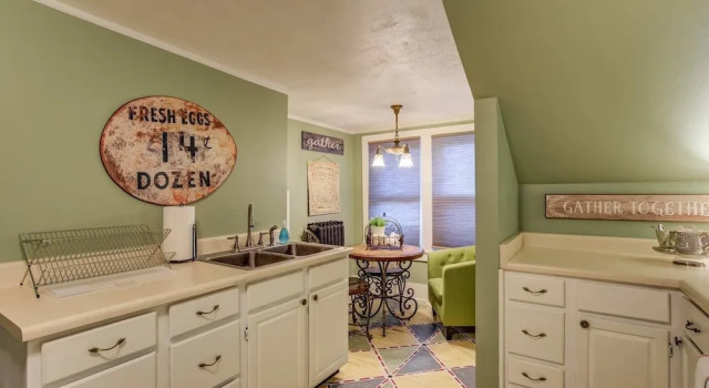 Whimsical Flat Color Unique & Chic Boutique, Buchen Sie Boutique Boutique-Hotels in Colorade Springs, Boutique