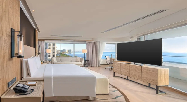 Люкс Ambassador с 2 комнатами с балконом и с видом на залив Conrad Manila