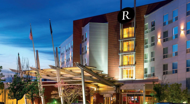 Renaissance by Marriott Boston Patriot Place Hotel, Varaa Hotelli Hotellit New England uima-altaalla, Uima-allas