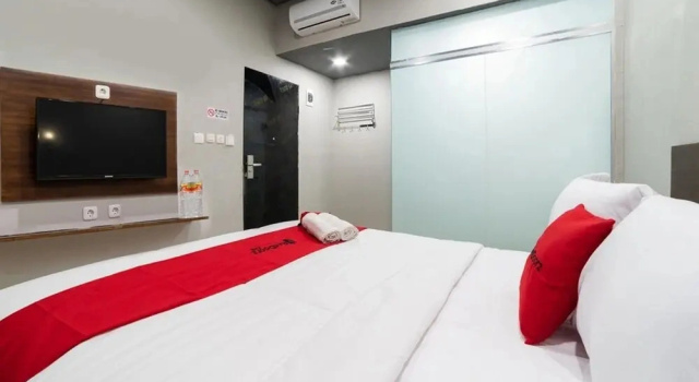 RedDoorz Plus @ Jalan Adam Malik Medan, Забронировать Отель Медан Суматра, рядом с Железнодорожный вокзал Медан