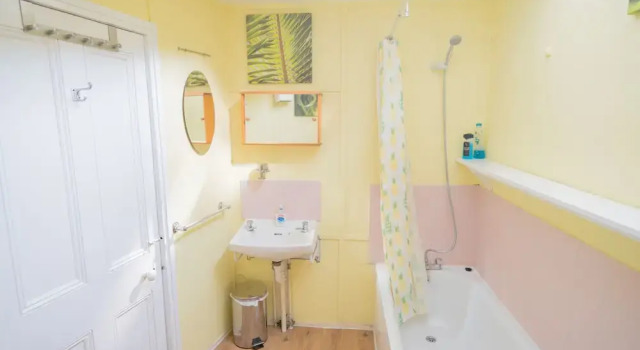Three Bedroom Apartment Next To Pub, Varaa Huoneisto Asunnot kohteessa Merseyside, Huoneisto