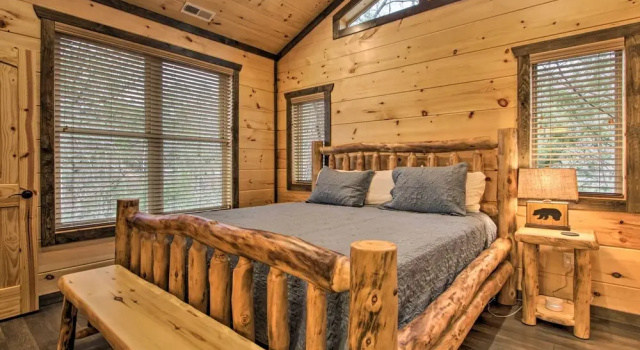 Коттедж Luxe Cabin w/ Home Theater < 2 Miles to Gatlinburg