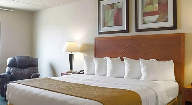 Двухместный люкс Baymont by Wyndham Jamestown Conference Center & Water Park
