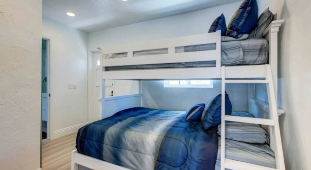 B4 Stunning Contemporary Beach Home With AC and Private Deck