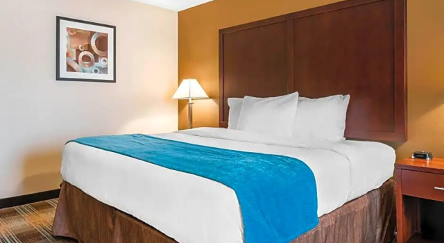Номер Standard с видом на внутренний двор Clarion Inn near JBLM