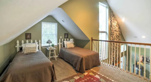 Hot Tub & Wooded Views: Lakefront Blue Eye Cottage, Varaa Lomakoti Blue Eye 