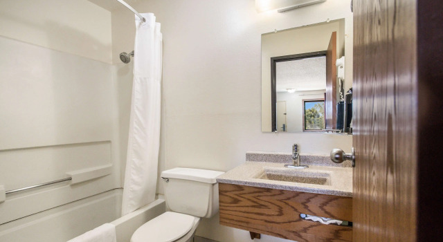 Двухместный люкс c 1 комнатой Americas Best Value Inn & Suites Harrisonville