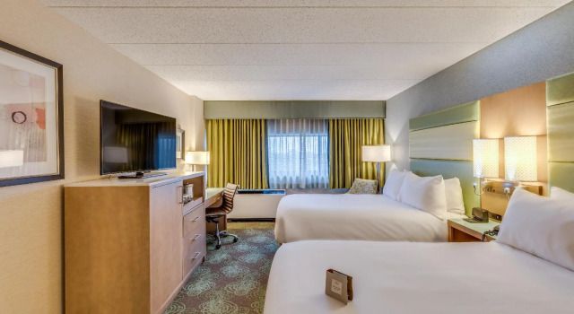 Четырёхместный номер Standard Crowne Plaza Lansing by IHG