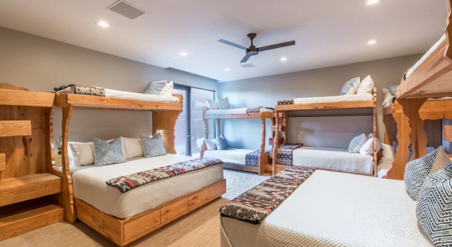 Luxury Service 1 Bedroom & Bunkroom – Sleeps 16 – Daily HK condo, Varaa Huoneisto Ivins Utah