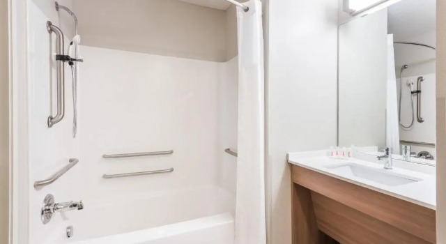 Четырёхместный номер Standard Microtel Inn & Suites by Wyndham New Martinsville