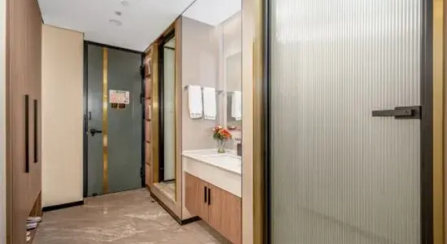 Люкс Deluxe Kunming Yixuan Hotel (Wancaixuan Shopping Park University of Finance and Economics)