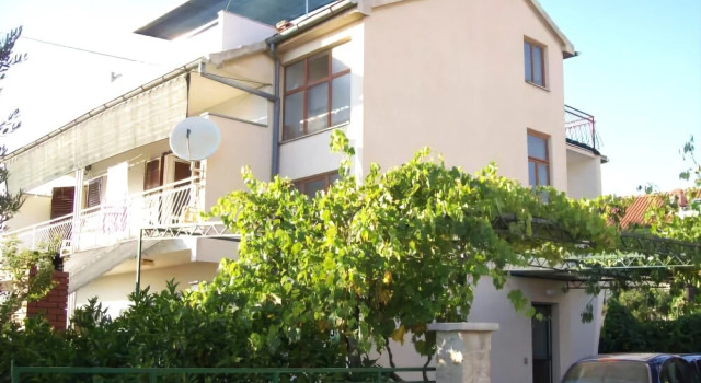 Apartments Nediljka, Забронировать Апартаменты/квартира Отели Шибеник с бассейном, рядом с Частный Пляж «Ярам Апартментс», Бассейн
