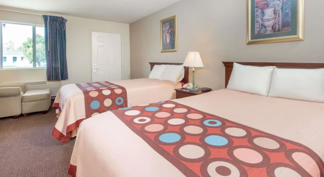 Studio Suite Super 8 by Wyndham Centerville-Richmond