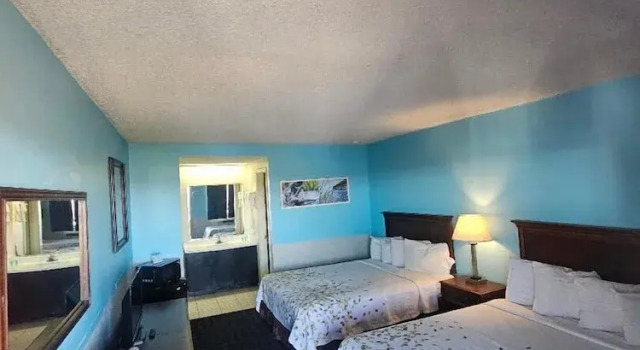 Четырёхместный номер Standard с видом на озеро Hawks Nest Lodge