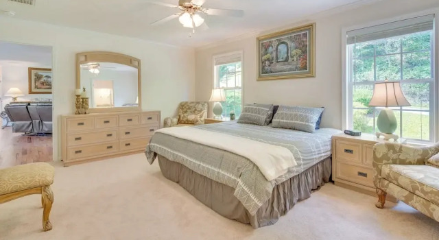 Коттедж Hendersonville Retreat w/ Mtn Views & Deck!