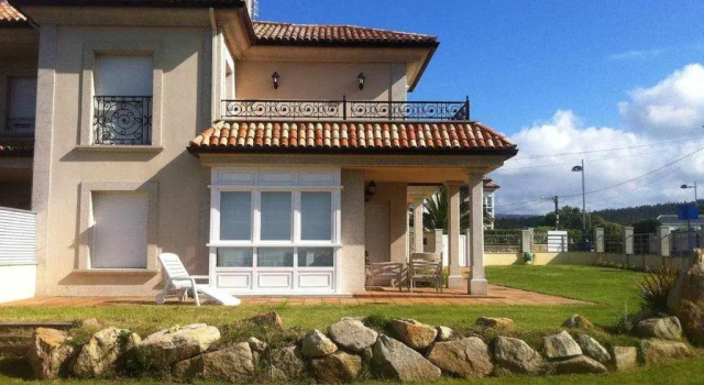 Chalet Pareado con Jardin en 1ª Linea de Mar, Prenota Chalet  