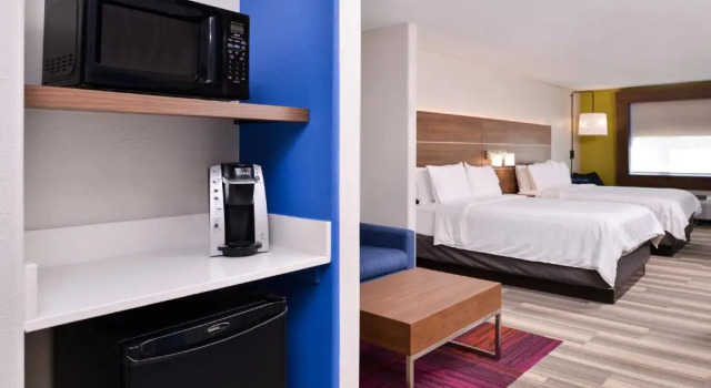 Четырёхместный номер Standard Holiday Inn Express Hotel & Suites Elgin by IHG