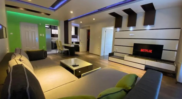 Апартаменты Modern 1BR Apartment with Garden View & Free street parking