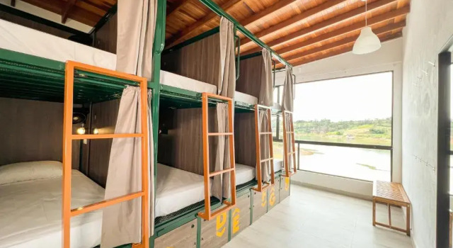Кровать в общем номере Viajero Guatapé Hostel & Lake Club