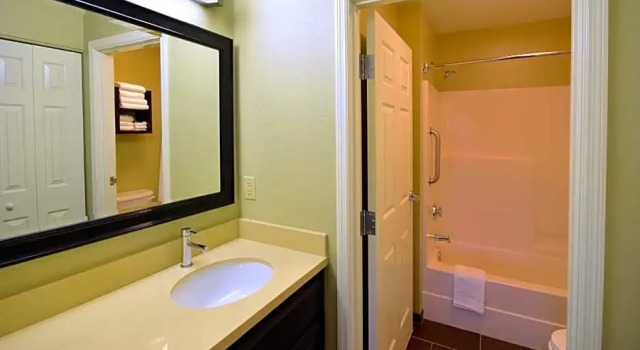 Двухместный люкс с 2 комнатами Staybridge Suites - Cincinnati North by IHG