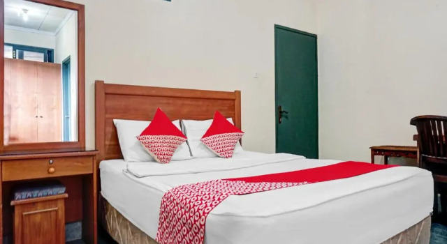 Standard Doppel Zimmer RedDoorz Plus At Hotel Griya Astoeti