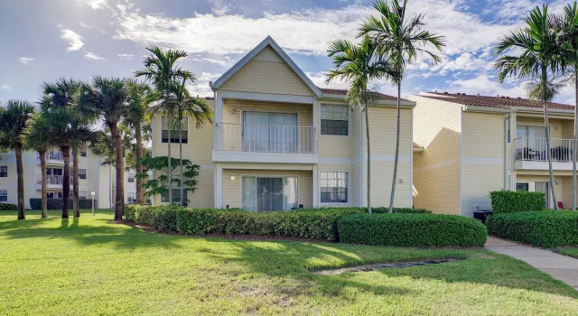 Walk to Beach: 1st-floor Unit w/ Pool in Melbourne, Varaa Huoneisto Indian Harbour Beach Space Coast