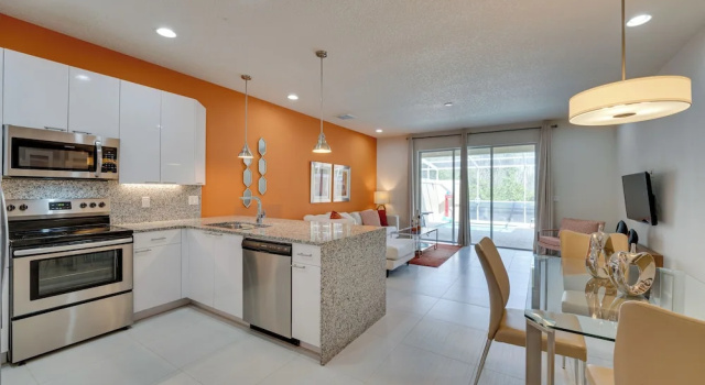 Апартаменты с 3 комнатами Townhome with Lanai about 9 Mi to Disney!