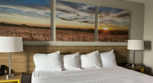Трёхместный номер Standard Days Inn & Suites by Wyndham Morris I-80